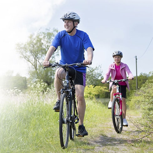 couple_on_bikes